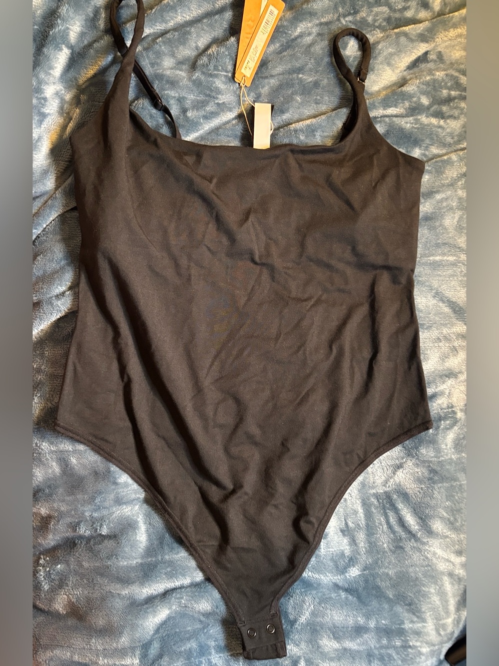 SKIMS SMOOTH LOUNGE
SCOOP NECK BODYSUIT